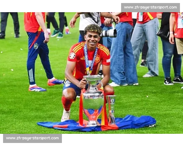 父爱如山！亚马尔父亲 39 岁生日晒合影：10 号传承，儿子未来可期